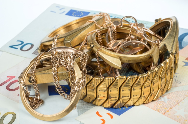 Goldschmuck und Geld